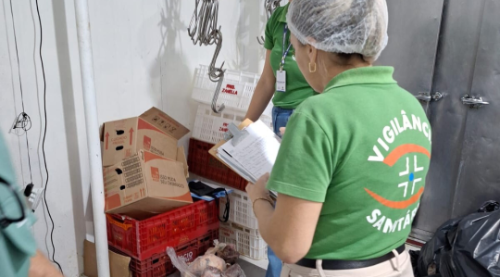 Açougue é interditado e carnes apreendidas durante fiscalização em supermercado em SC