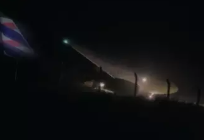 Avião da Latam ultrapassa pista e para no gramado do aeroporto de Chapecó, após pouso turbulento