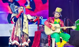 Domingo com teatro apresenta releitura da fábula “A Cigarra e a Formiga” no Villa Romana Shopping