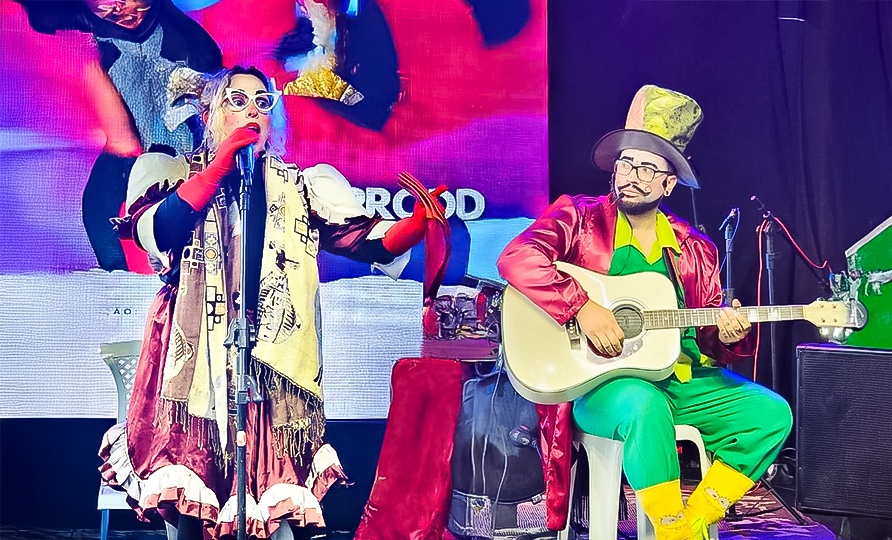 Domingo com teatro apresenta releitura da fábula “A Cigarra e a Formiga” no Villa Romana Shopping