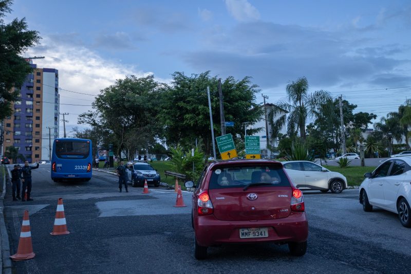 Nova rota no acesso à ponte Hercílio Luz pelo bairro Estreito muda trânsito e divide opiniões na Capital