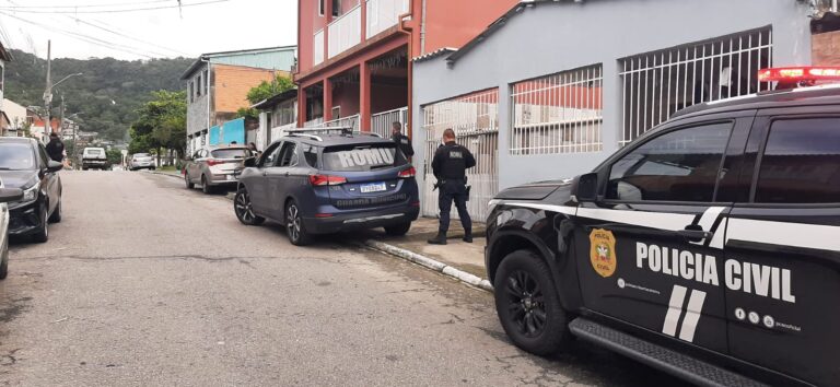 Polícia Civil prende suspeito de roubo a residência e ataques a motoristas de aplicativo em Palhoça